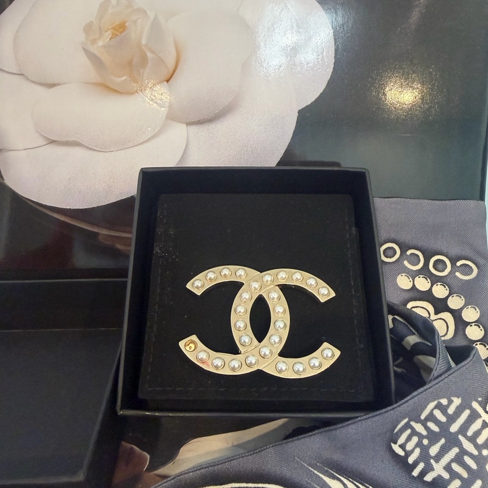 CHANEL Gold Brooch with Pearls